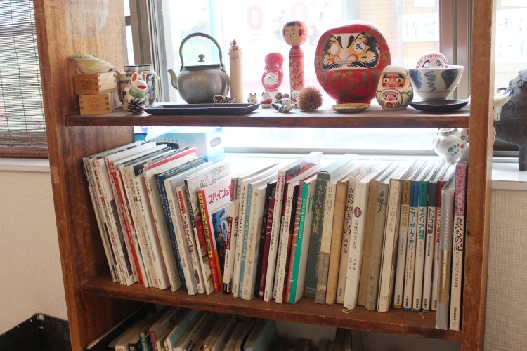 店主の興味の幅広さが伺える本棚。多くが食に関する本だ。