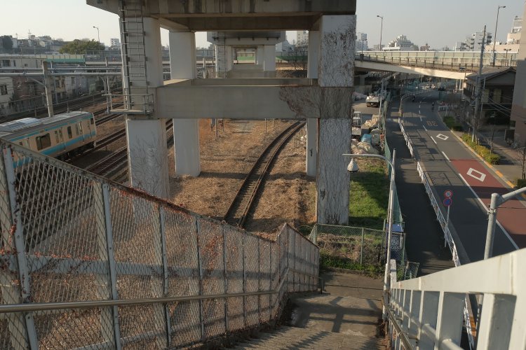 北王子線はすぐに工事会社の敷地となる。その先には軍用鉄道跡を転用した都道の高架橋の下を通る。