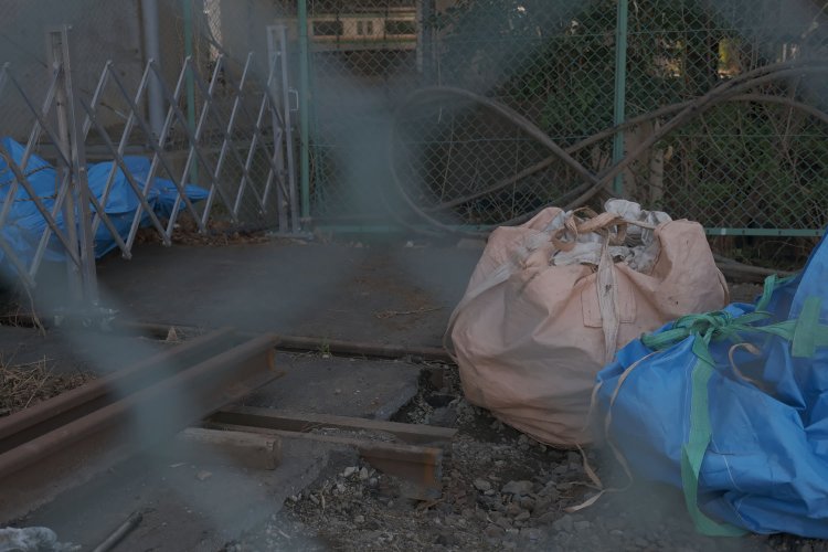 工事会社敷地の先で切断された線路。この先は線路が撤去されていた。