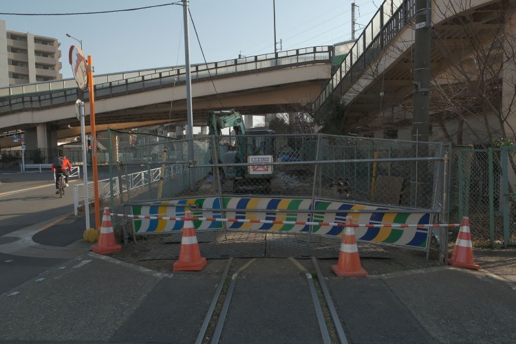 踏切部分の線路はまだ残存している。ここは“第一宮江踏切”であった