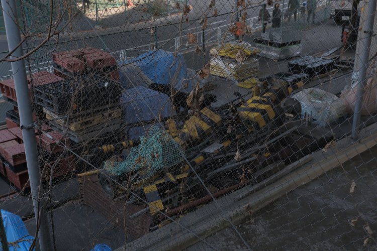 おそらく北王子線で使用された踏切だろう。工事会社敷地には警報機などが積まれていた。