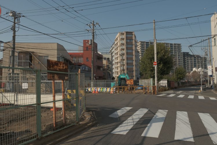 “第２宮江踏切”のあったところ。「踏切」と大きな表示版が掲げられた立派な警報機があった。右にカーブする道は1971年に廃止となった須賀線跡の道路。