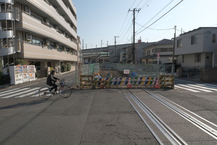 “第２宮江踏切”の王子方向。背後は東北新幹線の高架橋が望める。