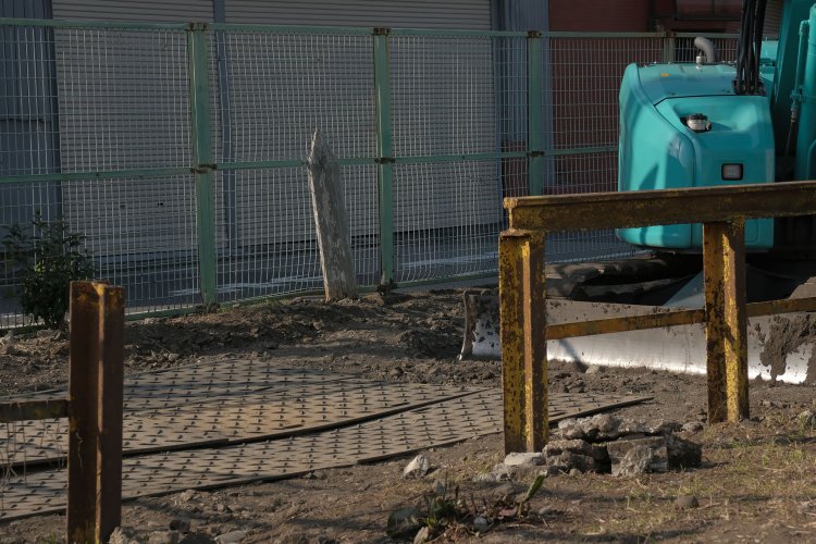 残されていたキロポストと踏切柵。