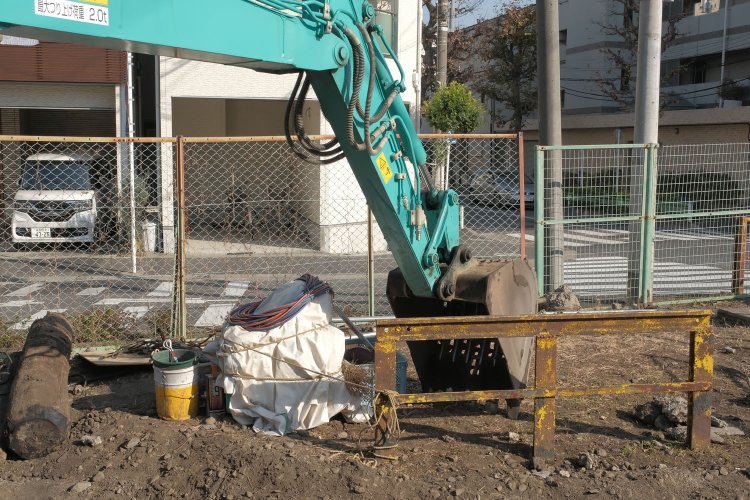 左の丸太は踏切設備の傍らにあったものだろうか。