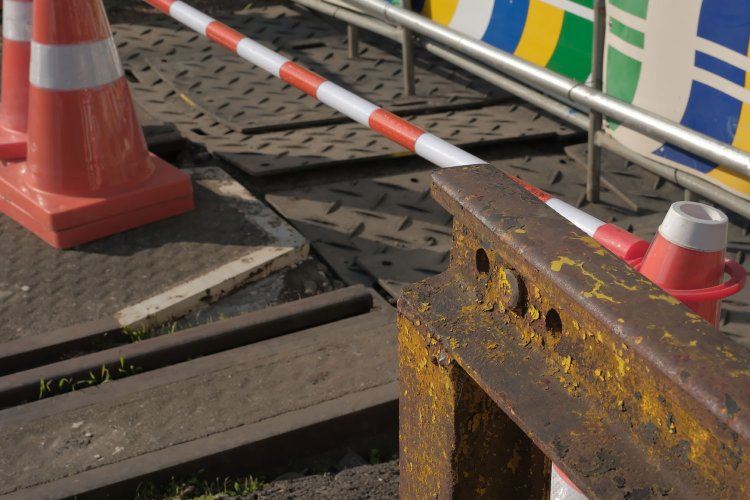 そのうち古レールで組まれた踏切柵も撤去される。