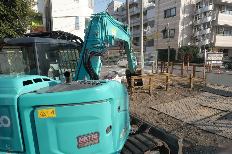 週明けにはこの重機が動き出し、淡々と設備解体作業が進行していく。