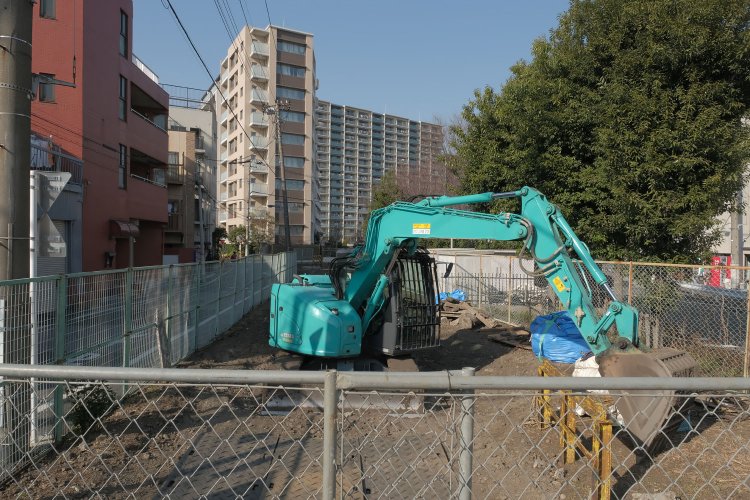 あと少ししたら整地されて細長い空き地となる。