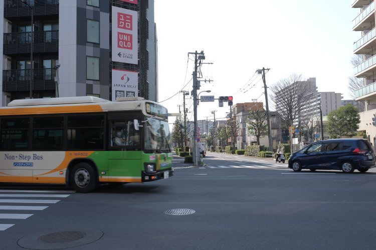 南北線王子神谷駅のある“王子消防署前交差点”。須賀線の線路は写真中央部から手前へあった。都バスが走る道は都電があり、この交差点で平面交差していた。