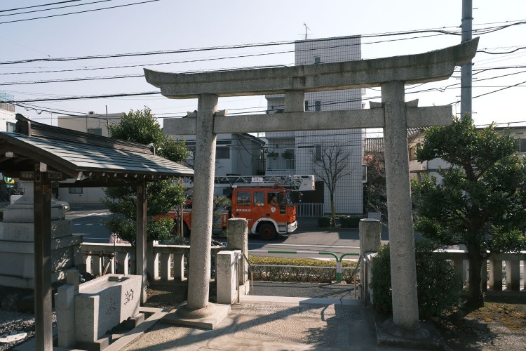 紀州神社からみた須賀線。消防車を貨物列車に見立ててみたが、さぞかし昔は絵になったことだろう。