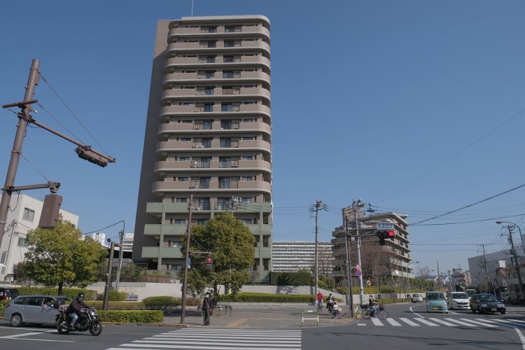 須賀線の終点部には日産化学工場などがあった。いまは集合住宅が建ち並ぶエリア。