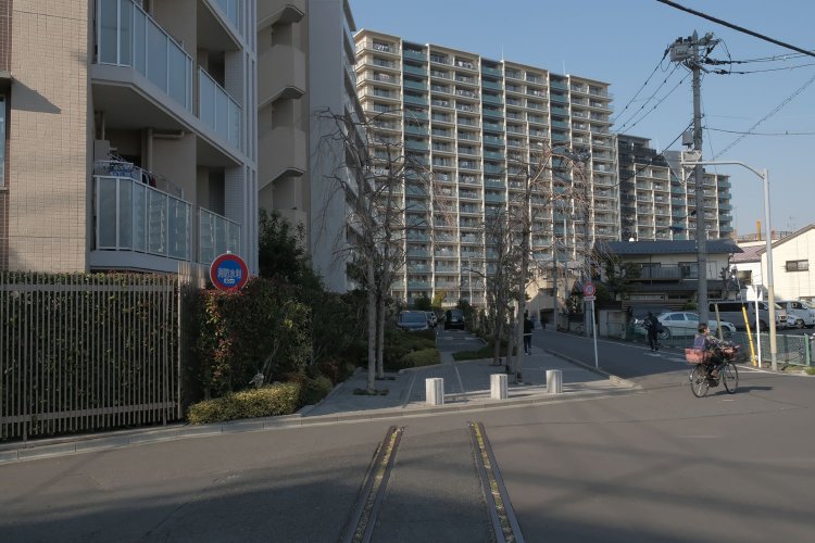 “ザ・パークハウス東十条フレシア”マンションの駐車場敷地へと同化する北王子線の跡。