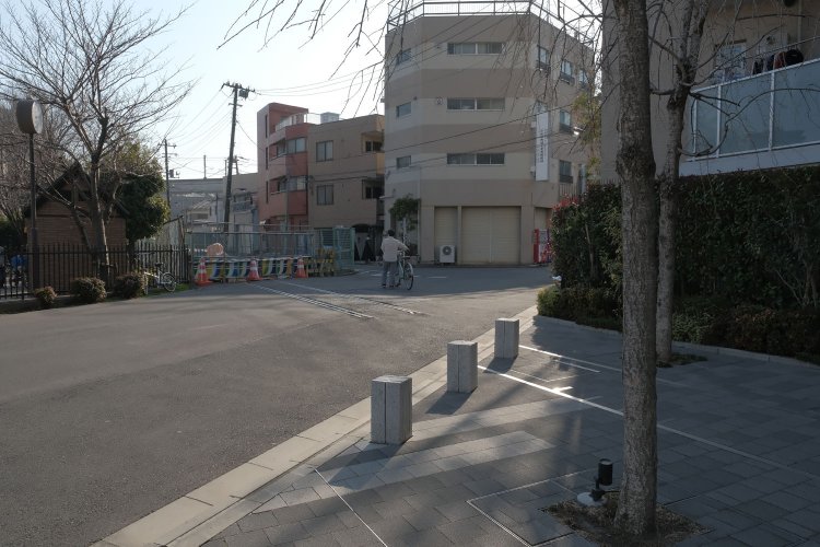 “第１北王子踏切”の延長線上にあるマンション共有地には線路を模した意匠がある。