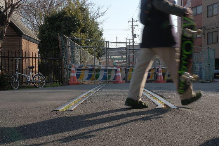 ぷつっと切れた線路は公園脇で静かに時を刻んでいる。