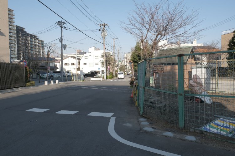 西側からみた“第１北王子踏切”。脇の踏切柵は撤去されていた。