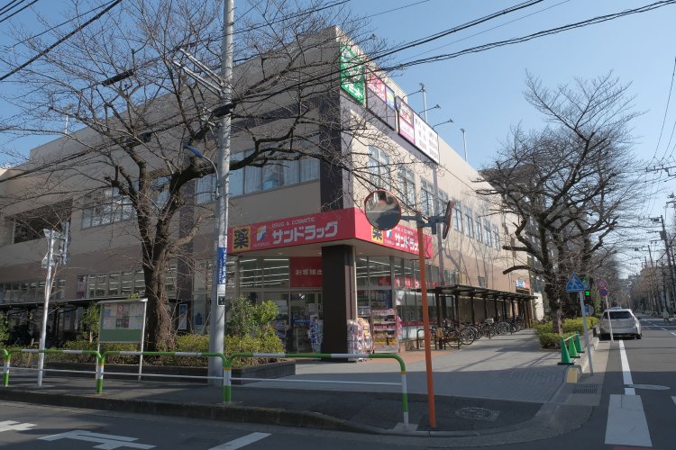 “ザ・ガーデンズ”となった王子倉庫のいま。桜並木は枝が剪定されているものの健在である。