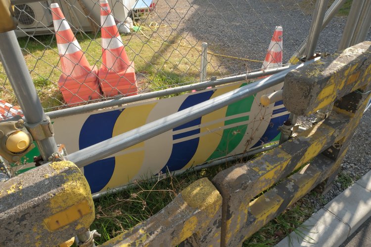 “第２北王子踏切”の警報機があった箇所。遮断棒が下りる部分は柵がかき取られている。