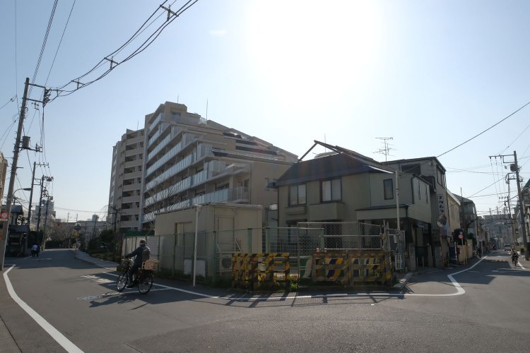 “第２北王子踏切”は踏切柵と警報機土台のみ残存している。