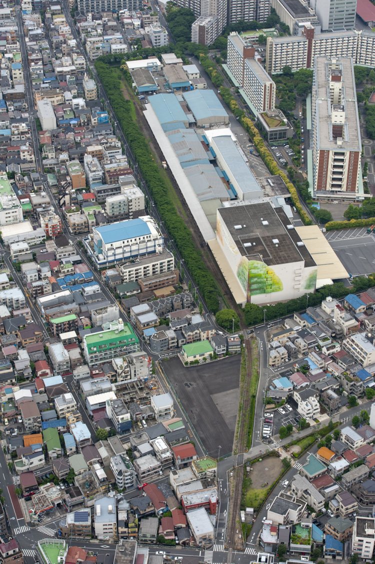 撤去されつつある、住宅地に残されていた旧貨物専用線の遺構。旧・日本