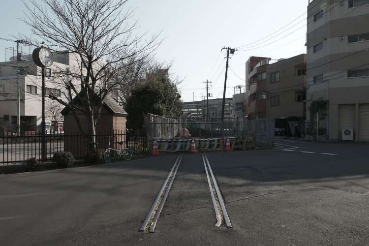 撤去されつつある、住宅地に残されていた旧貨物専用線の遺構。旧・日本製紙北王子線 ～廃なるものを求めて 第10回～