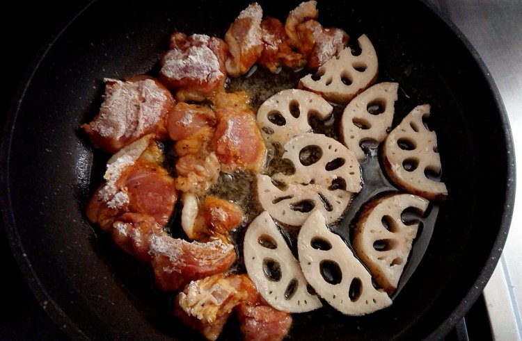 油を入れたフライパンに材料を投入