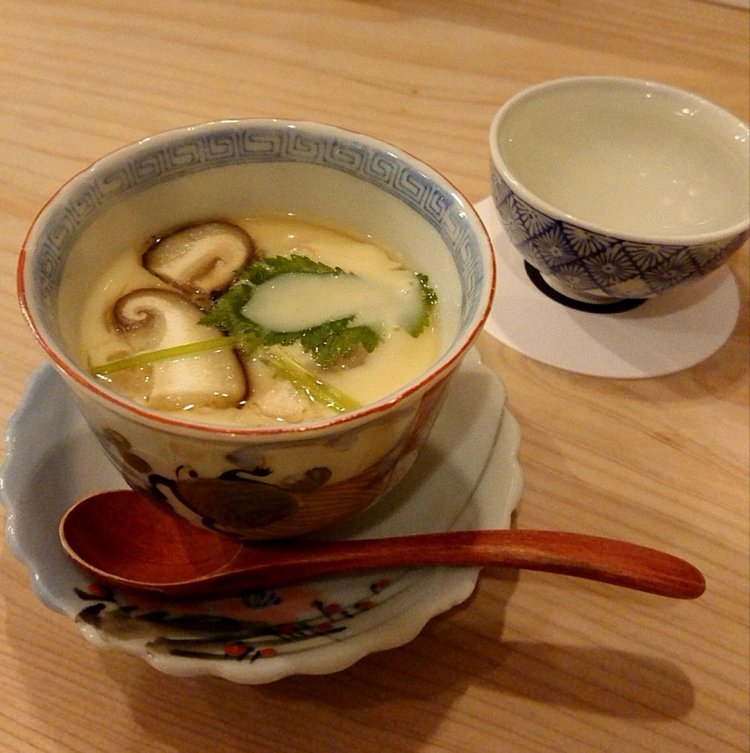 某日の一人飲み。仕事が終わってひと息つくために燗酒をいただきました。出汁がたっぷり入った茶碗蒸しと合わせてさらに脱力。