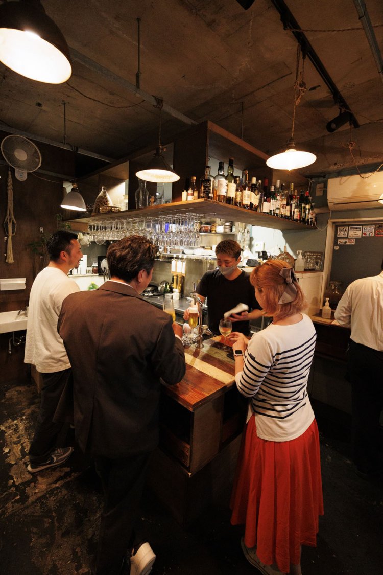 店主は通称「拓ちゃん」。優しい人柄からか女性のひとり客も多い。「立ち飲みメインですが椅子も4席ありますよ～！」。