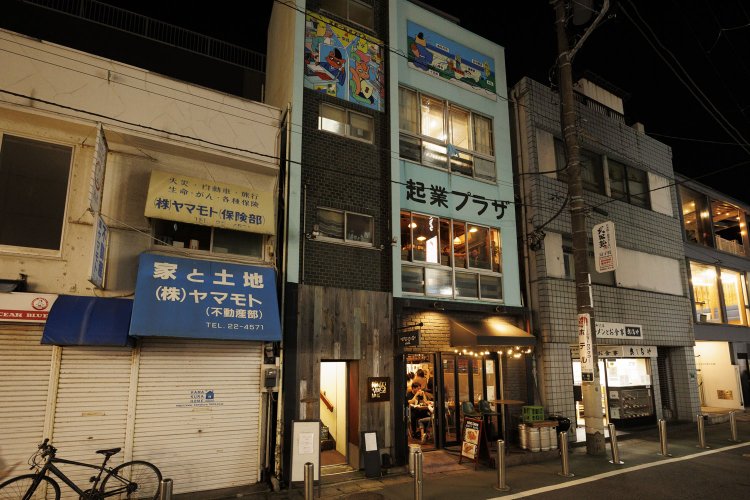 雑居ビル2階にある。