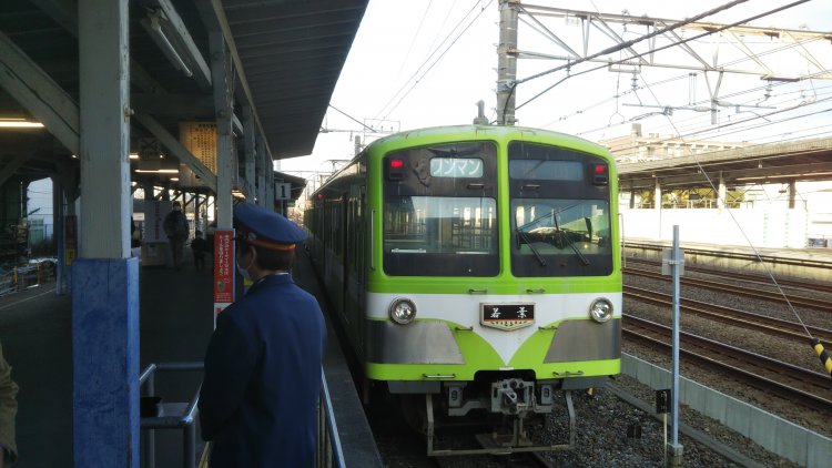 イッセー＆笹野シーンの定番となっているローカル線。でも、車掌のいらないワンマン車両じゃあ、映画のようなやり取りは望めないです。写真（流鉄・馬橋駅）はイメージ。