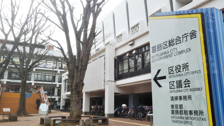 シーン冒頭と同じアングルで撮った葛飾区役所。