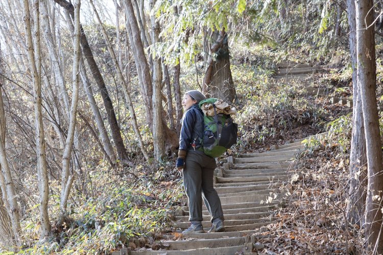道具や材料を背負うのもトレーニングになる。
