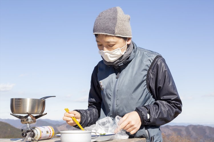家庭用カセットボンベを使うバーナーで調理。