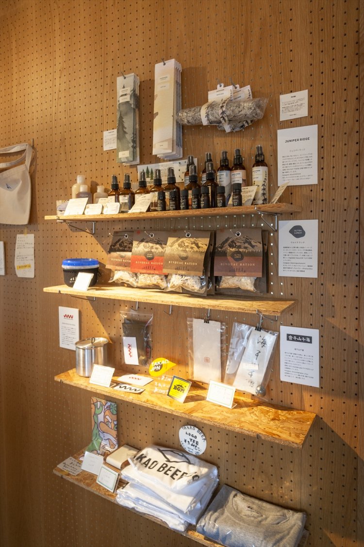 店内の壁にはグッズ販売の棚も。