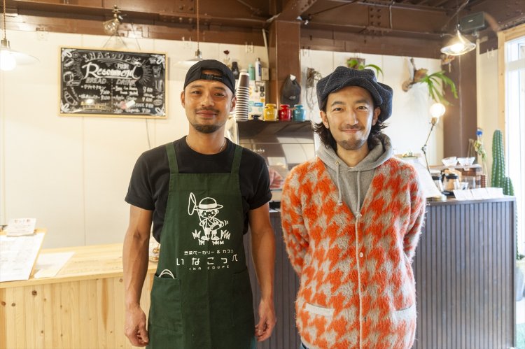 「日曜日には数量限定でハンバーガーも作っています。」落合さん（左）とカフェ担当の林聡彦さん。林さんは、もともとコーヒーの移動販売をしていた。
