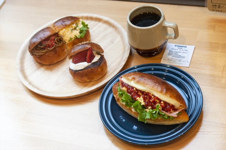 右から、ベーコンチーズ270円、苺あんホイップ250円と2色パン350円、エチオピア450円。