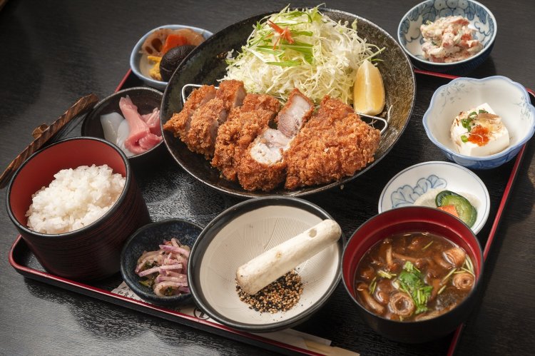 特上ロースかつ御膳2300円。ご飯とみそ汁、キャベツはお代わり可能だ。