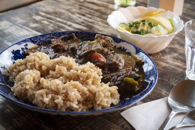 野菜カレー 850円。長時間火にかけたタマネギで甘み深し。秋田県産の無農薬玄米と相性バッチリ。