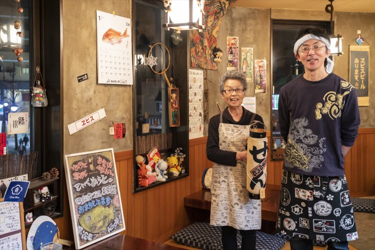 囲炉裏付きのテーブルは1卓のみ。 永野さんの母 ・ 立美ママ（左）は 「特等席よ」 と笑う。「山に行って釣ってきた魚は店で焼くから声かけて！」