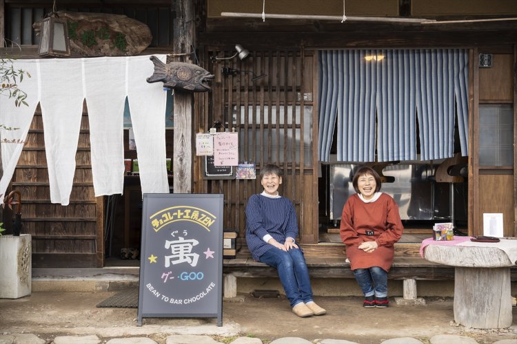 「縁側に腰かけてゆっくり自分好みのチョコレートを選んでね。」