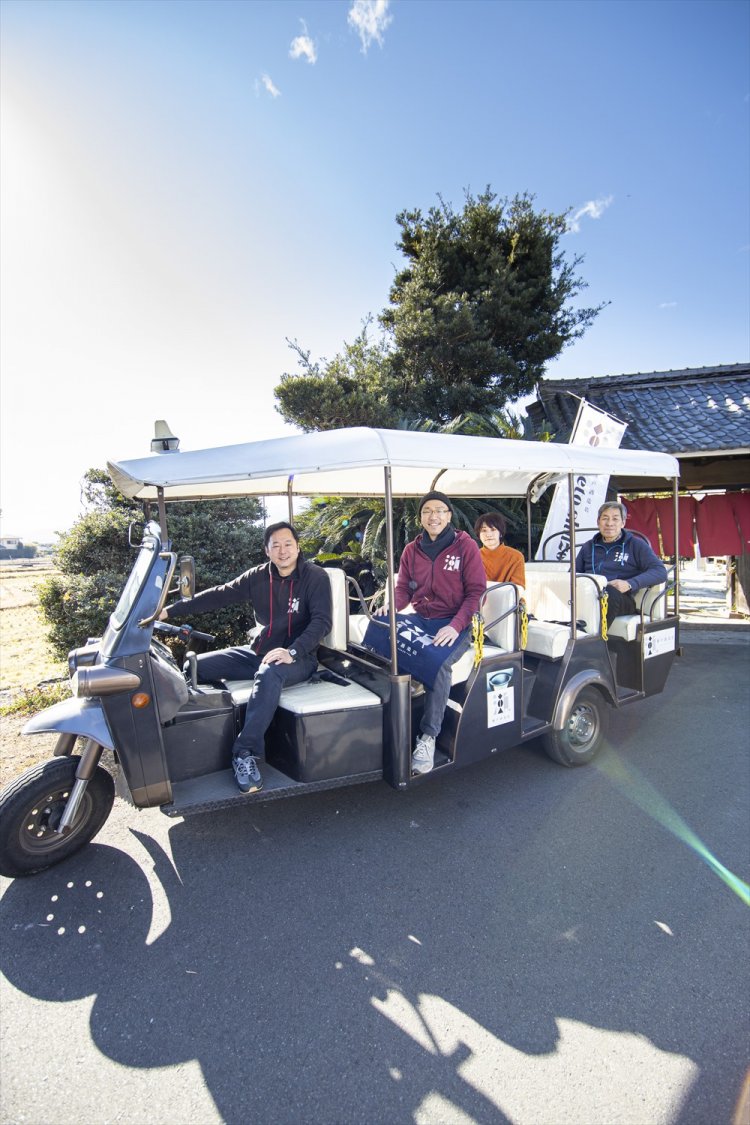慶応元年（1865）創業。先頭が森さん。「晴れ＆予約限定で蔵見学の方はこのトゥクトゥクで駅送迎します～！」。