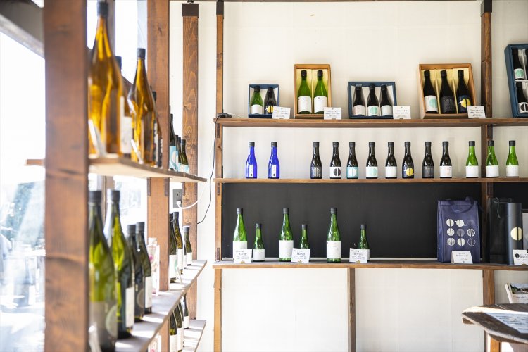 直売で購入を。角打ち希望にぐい飲みの貸し出しも。「あしがり郷」3種、「セトイチ」8種300㎖ 750円～。「酒田錦」720㎖ 1273円～。