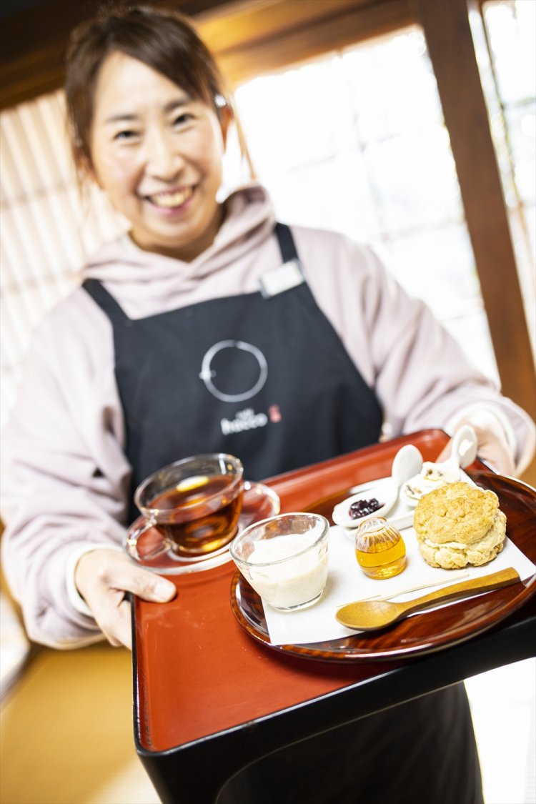 食べる発酵プレート850円はスコーン、食べる豆乳甘酒、みりっぷ、酒粕レーズンバターなどが満載。足柄紅茶などのドリンクセットは＋250円。