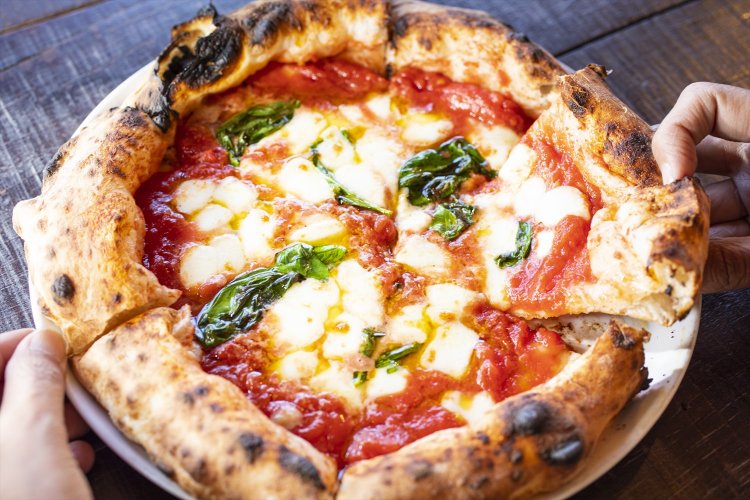 マルゲリータ1320円（ランチは前菜5種盛り、窯焼きパン、ドリンク付き1300円）。