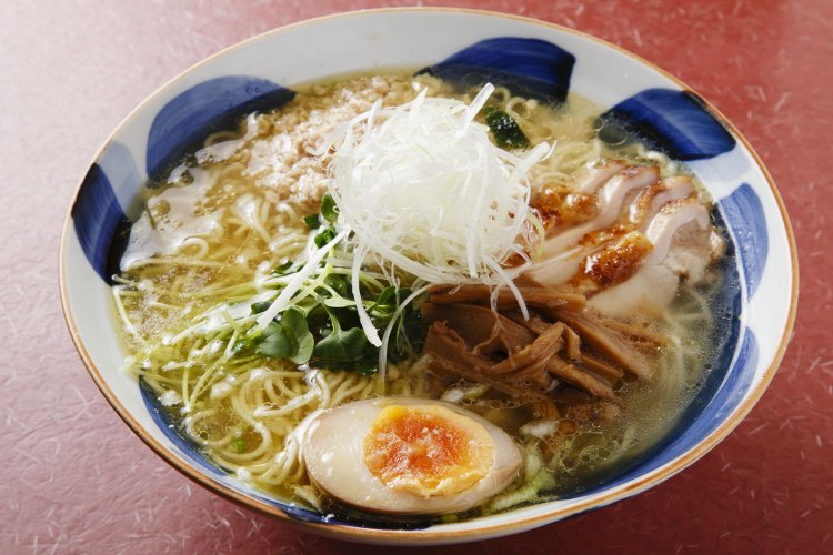 とりそば850円。トロッとした味付けたまごや香ばしい鶏チャーシューも旨い。