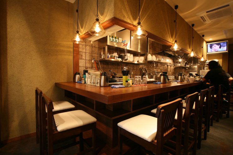 店内はL字形の木目が美しいカウンター席。