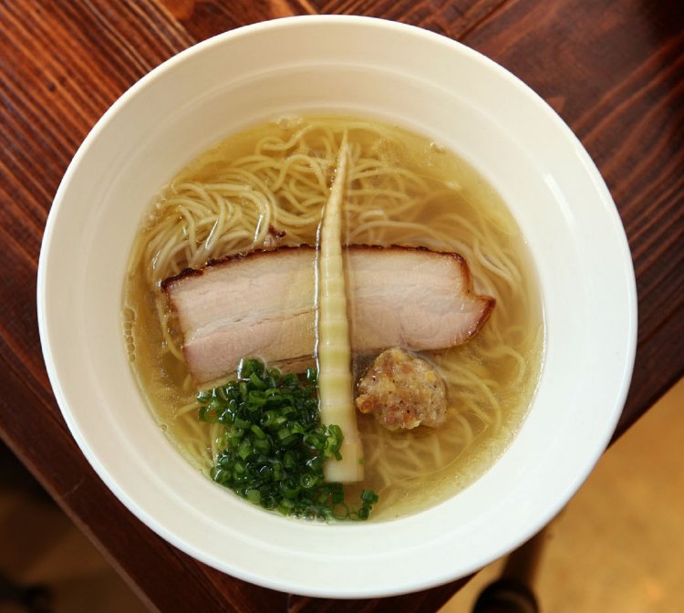 塩らあめん850円。食べ進めるうちに鶏の風味が強くなり、どんどん箸が進む。