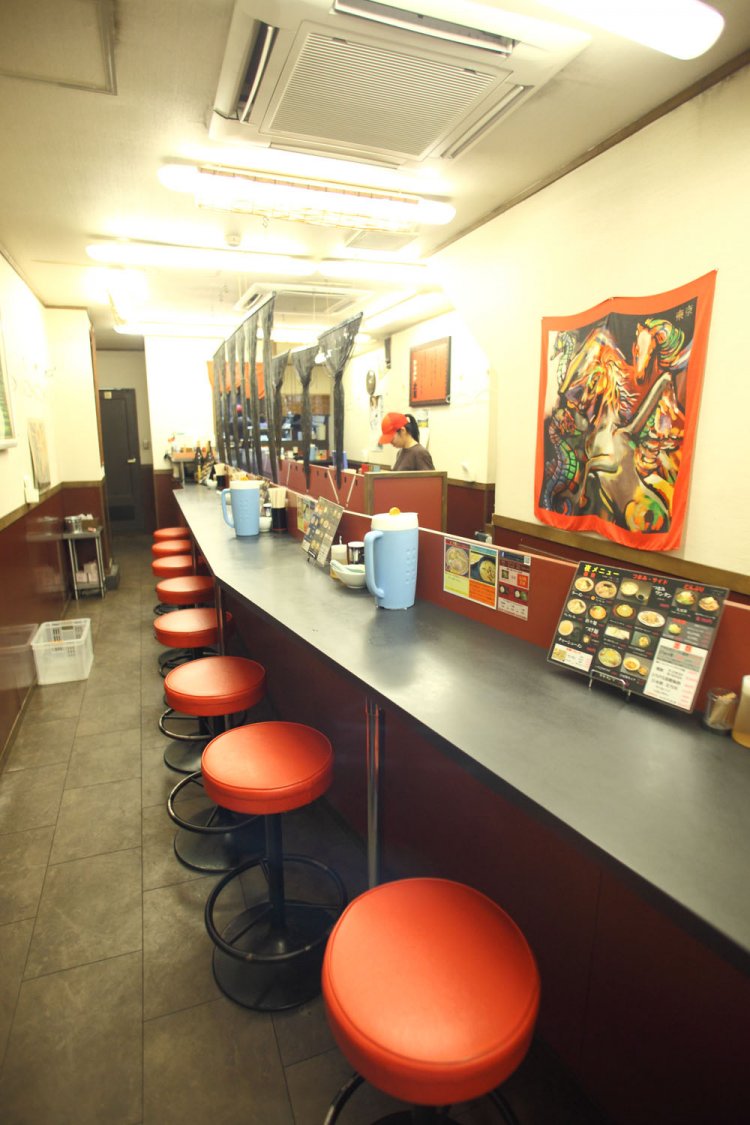 長い2本のカウンターが並ぶ店内は全20席。