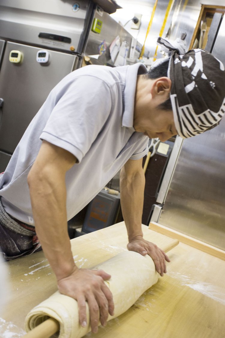 毎日早朝から麺台に立つ。培った全てを練り込む。