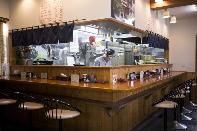 カウンター8席の店内。店主と奥さんの2人で切り盛りしている。