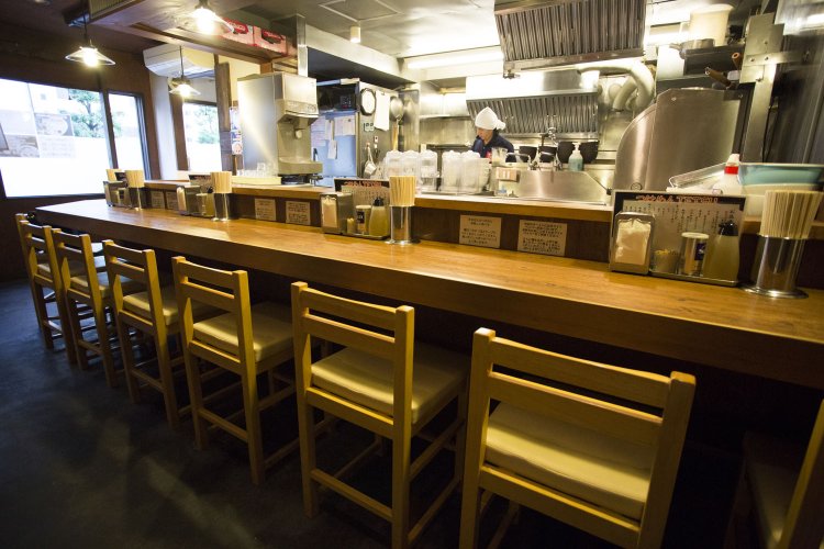 ふくよかな香り漂うキッチンを囲むカウンター席。